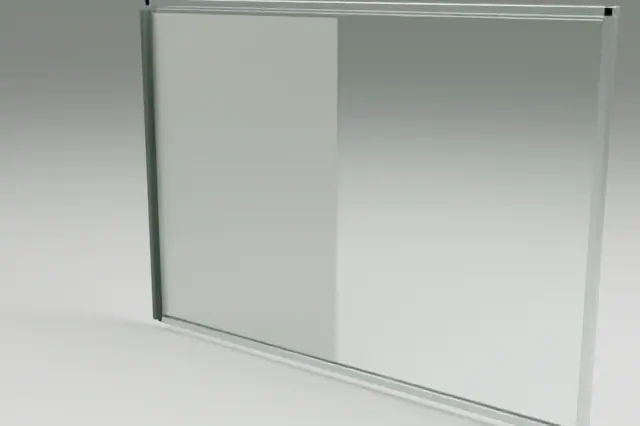 Une raclette en mouvement sur une surface vitrée